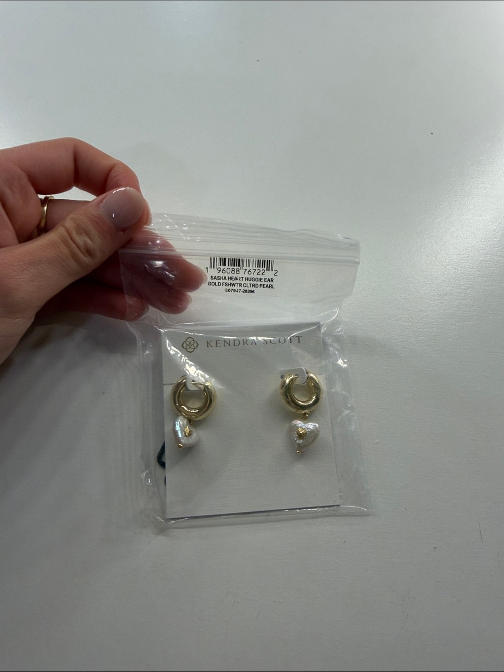 Kendra Scott NWT Gold Sasha Heart Huggie Earrings